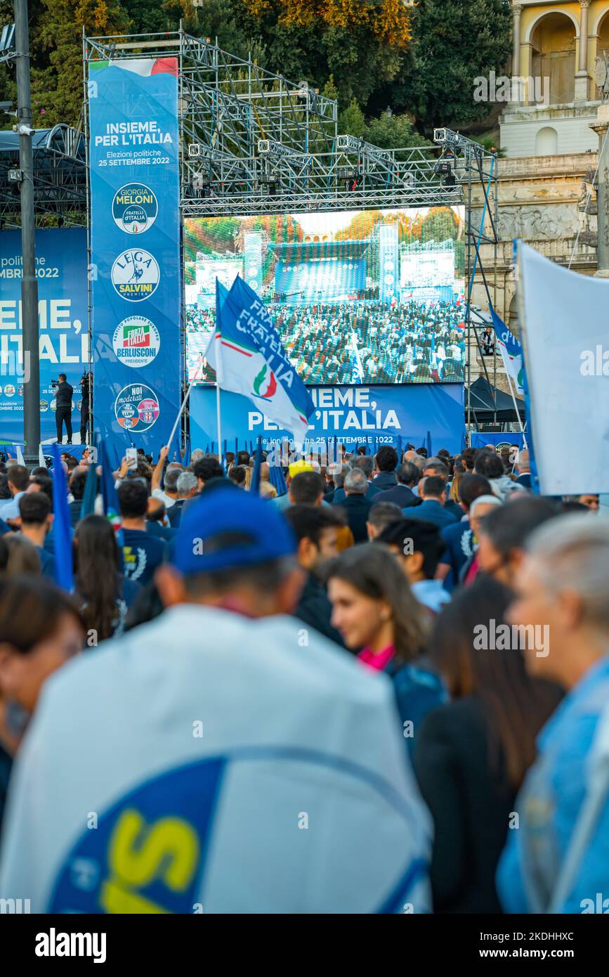 Anhänger der rechten italienischen Allianz nehmen an einer Abschlusskundgebung in Rom Teil Stockfoto