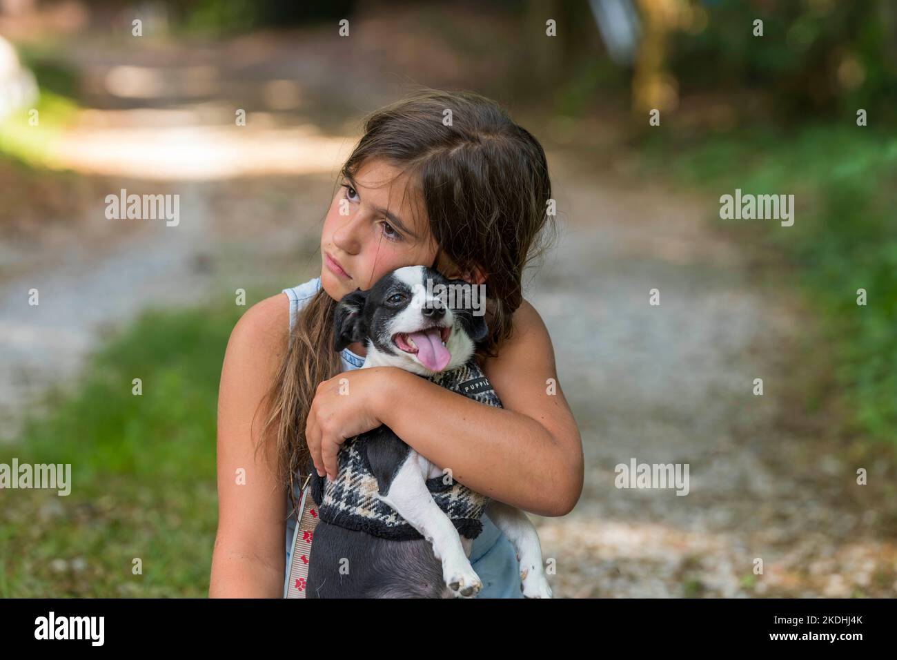 Cornelius, NC, USA. 29.. Juni 2022. Ein obdachloses, hungriges, verlassenes, entlaufenes Kind sucht mit ihrem kleinen Hund nach Nahrung und Unterkunft (Foto: © Walter G. Arce Sr./ZUMA Press Wire) Stockfoto