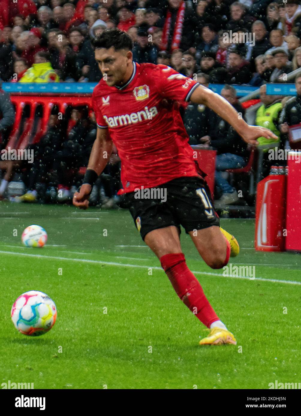 Leverkusen, Nordrhein-Westfalen, Deutschland. 6.. November 2022. Bayer Leverkusen-Spieler NADIEM AMIRI (11) dribbelt am 6. November 2022 in der BayArena in Leverkusen beim Bundesliga-Spiel Bayer Leverkusen gegen Union Berlin den Ball. (Bild: © Kai Dambach/ZUMA Press Wire) Stockfoto