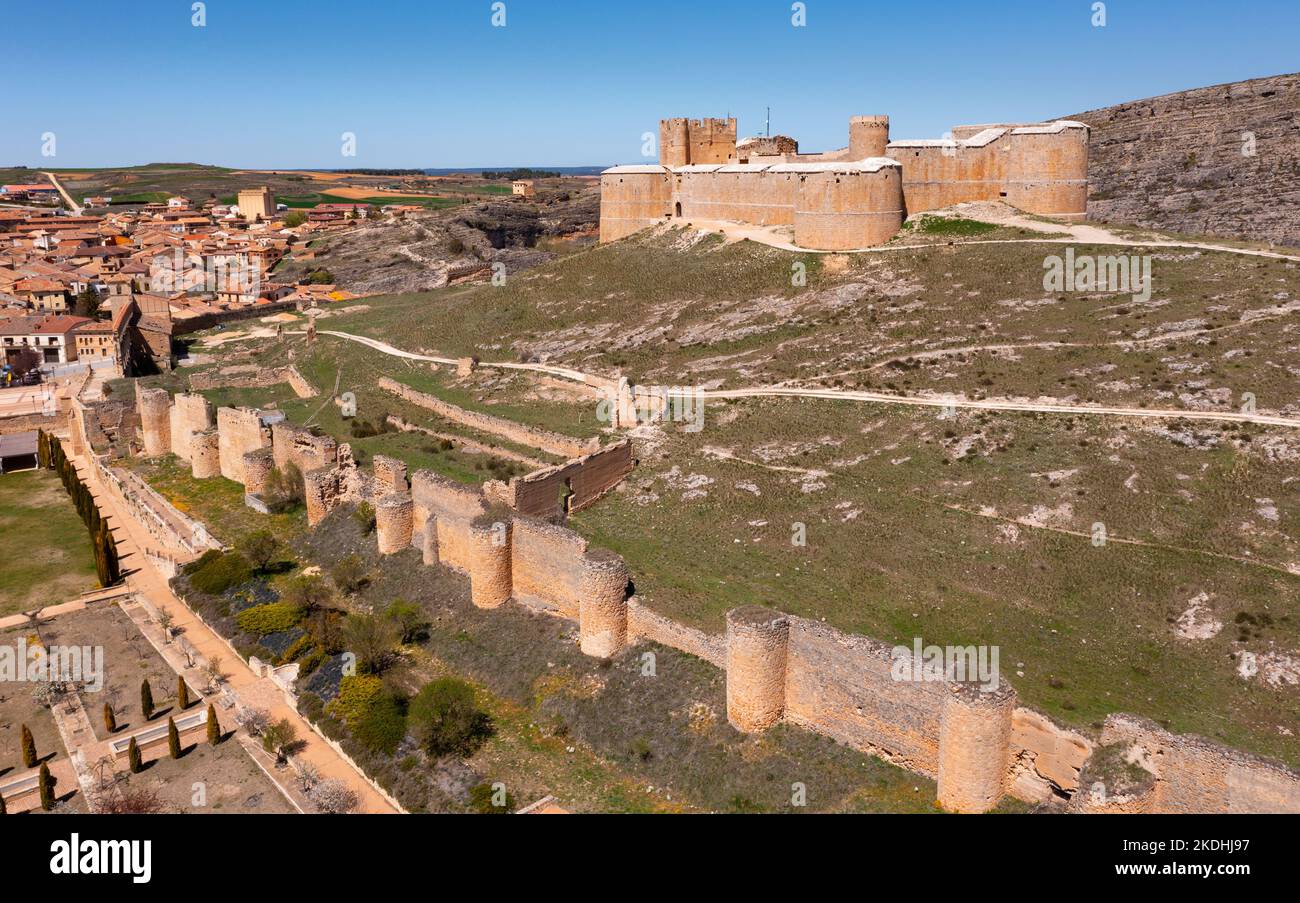 Berlanga de Duero mittelalterliche Burgruine in der Nähe von Soria, in der Region Castilla Leon, Spanien mit blauem Himmel aus der Luft Stockfoto