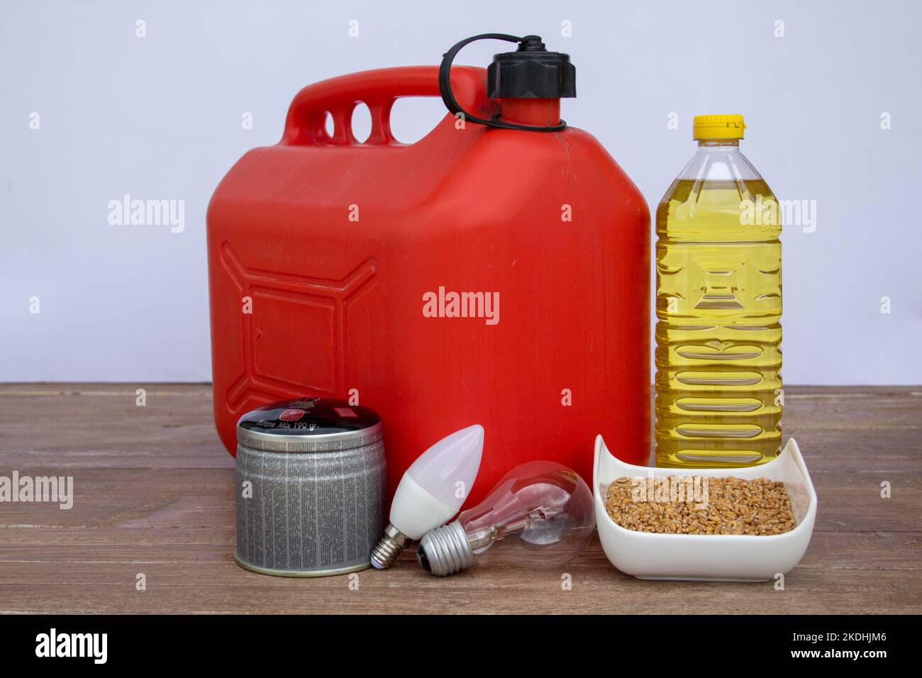 Bild einer Benzinkanister, Glühbirnen, einer Gasdose, einer Flasche Samen und Weizenöl. Hinweis auf die steigenden Kosten dieser Produkte Stockfoto