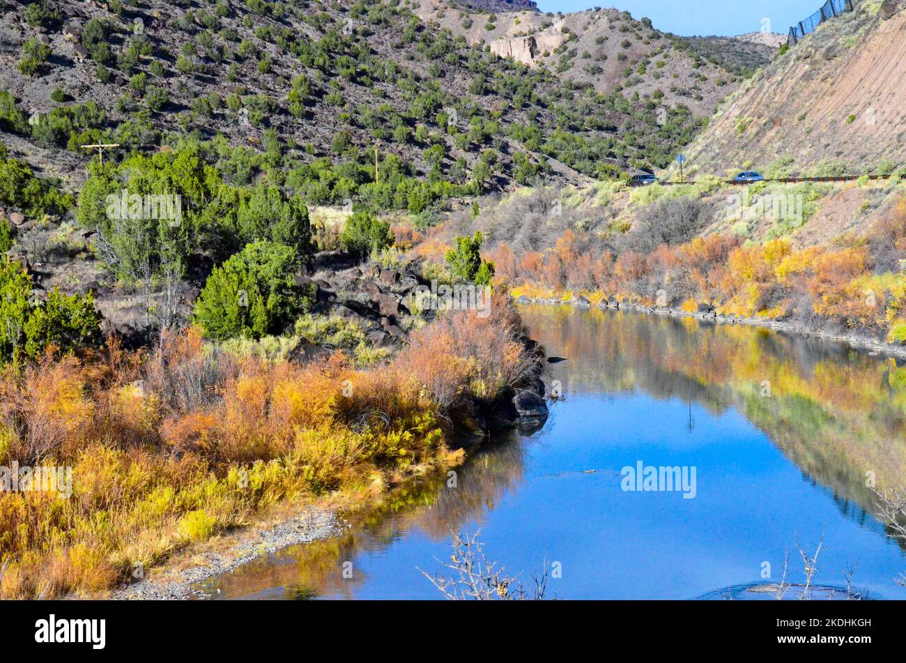 Herbstfarben entlang der Straße nach Taos, New Mexico Stockfoto