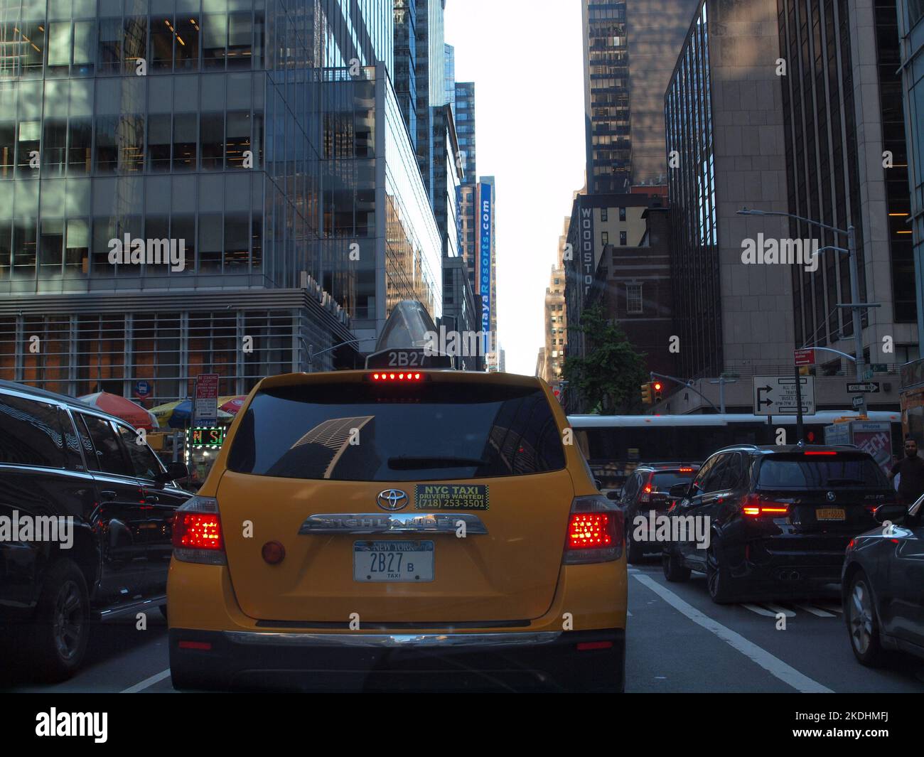 Gelbes Taxi von New York City, das im Stau von Staus zu Staus sitzt. Stockfoto