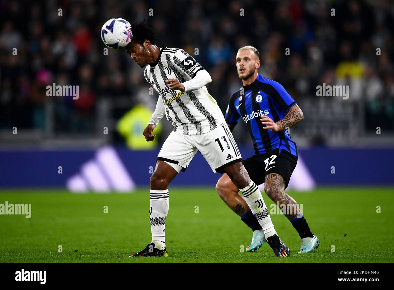 Turin, Italien. 06. November 2022. Juan Cuadrado vom FC Juventus kämpft mit Federico Dimarco vom FC Internazionale während des Fußballspiels der Serie A zwischen dem FC Juventus und dem FC Internazionale um den Ball. Kredit: Nicolò Campo/Alamy Live Nachrichten Stockfoto