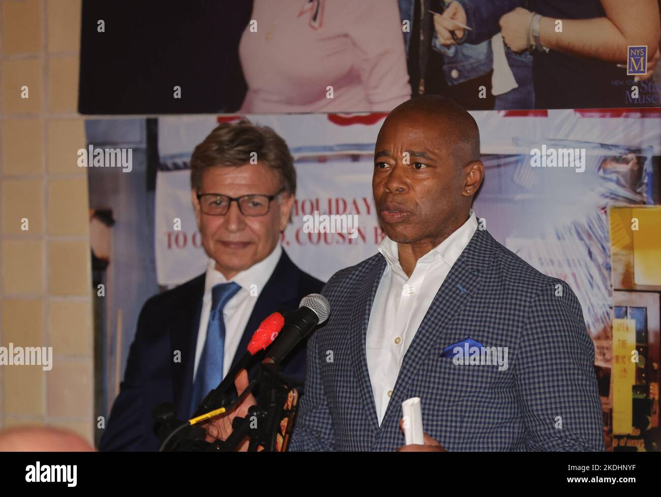 New York, NY, USA. 6.. November 2022. Sacs Place, Astoria, Queens, New York, USA, 06. November 2022 - Bürgermeister Adams gibt bei der 99.. Festaktie von Giuseppa (Josephina) Vendome, einem Helden aus dem Jahr 9/11, eine Rede ab und präsentiert heute eine Proklamation im UN-Hauptquartier in New York City.Foto: Luiz Rampelotto/EuropaNewswire.BILDNACHWEIS ERFORDERLICH. (Bild: © Luiz Rampelotto/ZUMA Press Wire) Bild: ZUMA Press, Inc./Alamy Live News Stockfoto