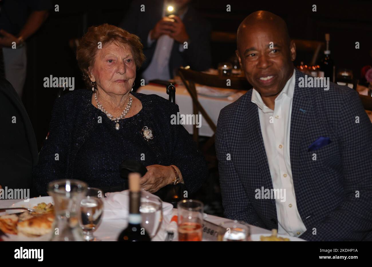 New York, NY, USA. 6.. November 2022. Sacs Place, Astoria, Queens, New York, USA, 06. November 2022 - Bürgermeister Adams gibt bei der 99.. Festaktie von Giuseppa (Josephina) Vendome, einem Helden aus dem Jahr 9/11, eine Rede ab und präsentiert heute eine Proklamation im UN-Hauptquartier in New York City.Foto: Luiz Rampelotto/EuropaNewswire.BILDNACHWEIS ERFORDERLICH. (Bild: © Luiz Rampelotto/ZUMA Press Wire) Bild: ZUMA Press, Inc./Alamy Live News Stockfoto