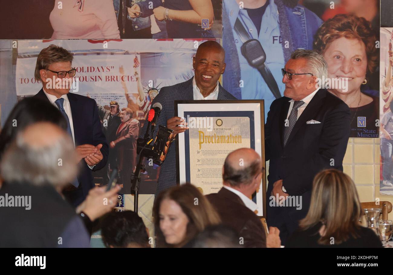 New York, NY, USA. 6.. November 2022. Sacs Place, Astoria, Queens, New York, USA, 06. November 2022 - Bürgermeister Adams gibt bei der 99.. Festaktie von Giuseppa (Josephina) Vendome, einem Helden aus dem Jahr 9/11, eine Rede ab und präsentiert heute eine Proklamation im UN-Hauptquartier in New York City.Foto: Luiz Rampelotto/EuropaNewswire.BILDNACHWEIS ERFORDERLICH. (Bild: © Luiz Rampelotto/ZUMA Press Wire) Bild: ZUMA Press, Inc./Alamy Live News Stockfoto
