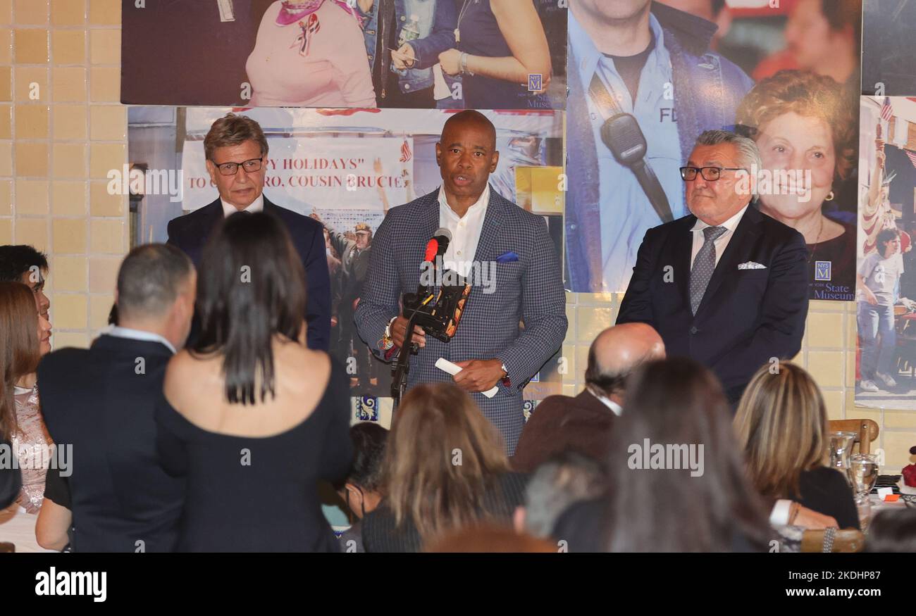 New York, NY, USA. 6.. November 2022. Sacs Place, Astoria, Queens, New York, USA, 06. November 2022 - Bürgermeister Adams gibt bei der 99.. Festaktie von Giuseppa (Josephina) Vendome, einem Helden aus dem Jahr 9/11, eine Rede ab und präsentiert heute eine Proklamation im UN-Hauptquartier in New York City.Foto: Luiz Rampelotto/EuropaNewswire.BILDNACHWEIS ERFORDERLICH. (Bild: © Luiz Rampelotto/ZUMA Press Wire) Bild: ZUMA Press, Inc./Alamy Live News Stockfoto