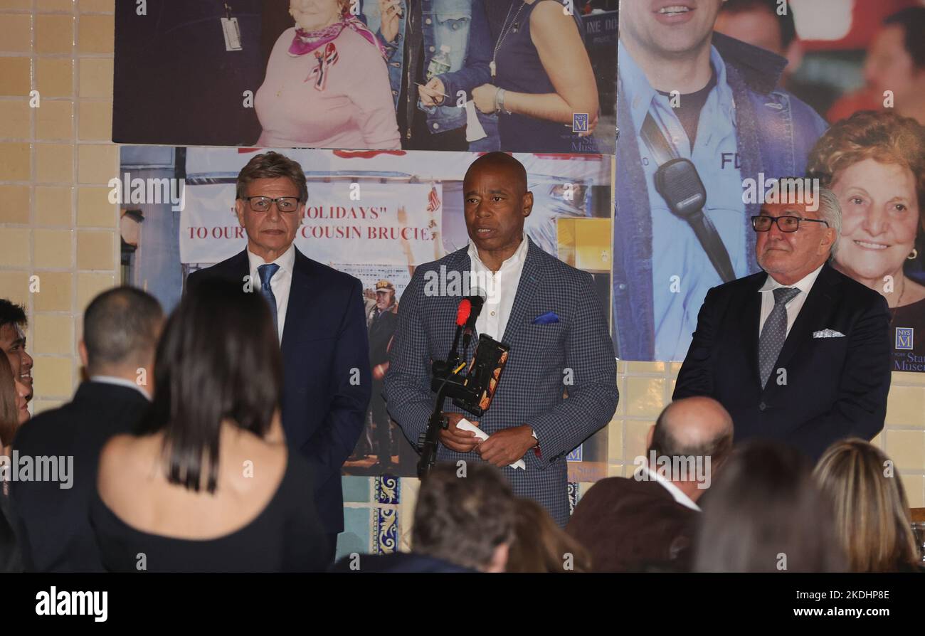 New York, NY, USA. 6.. November 2022. Sacs Place, Astoria, Queens, New York, USA, 06. November 2022 - Bürgermeister Adams gibt bei der 99.. Festaktie von Giuseppa (Josephina) Vendome, einem Helden aus dem Jahr 9/11, eine Rede ab und präsentiert heute eine Proklamation im UN-Hauptquartier in New York City.Foto: Luiz Rampelotto/EuropaNewswire.BILDNACHWEIS ERFORDERLICH. (Bild: © Luiz Rampelotto/ZUMA Press Wire) Bild: ZUMA Press, Inc./Alamy Live News Stockfoto