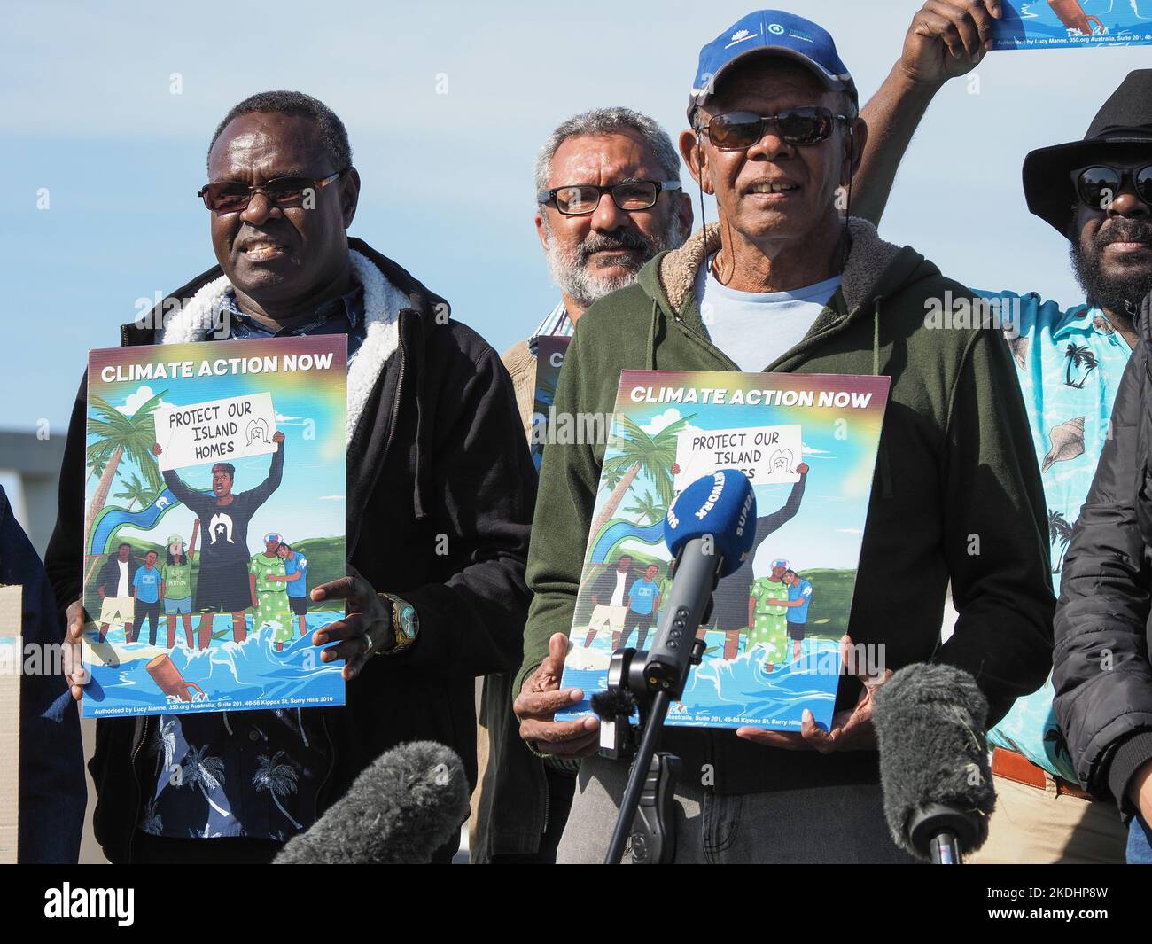 Torres Strait Islanders versammeln sich zur Eröffnung des Jahres COP27 vor dem Parlamentsgebäude, um ihre Geschichten zu erzählen und die australische Regierung zu fordern, Maßnahmen zu ergreifen, um die Emissionen auf das 1,5-Grad-Ziel zu begrenzen, das im Pariser Abkommen vereinbart wurde.Quelle: Leo Bild/Alamy Live News Stockfoto
