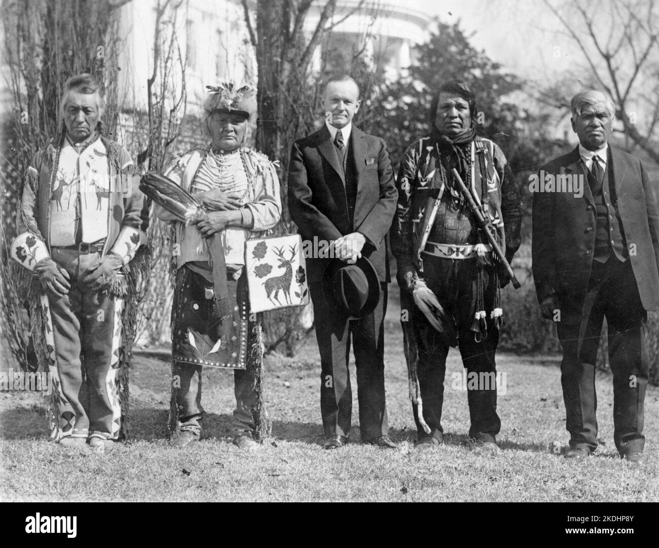 Indianische Osage-Männer mit Calvin Coolidge, nachdem er das Gesetz unterzeichnet hatte, das Native Americans die US-Staatsbürgerschaft gewährt Stockfoto