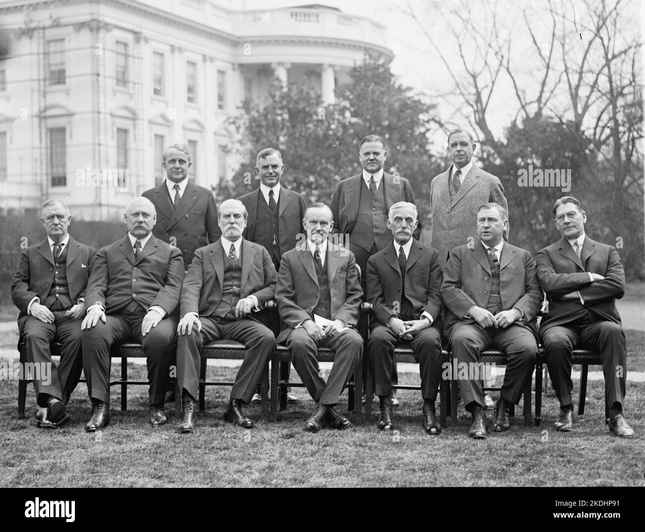 Coolidges Kabinett im Jahr 1924, außerhalb des Weißen Hauses. Vordere Reihe, von links nach rechts: Harry Stewart New, John W. Weeks, Charles Evans Hughes, Coolidge, Andrew Mellon, Harlan F. Stone, Curtis D. Wilbur. Hintere Reihe, von links nach rechts: James J. Davis, Henry C. Wallace, Herbert Hoover, Hubert arbeiten. Stockfoto