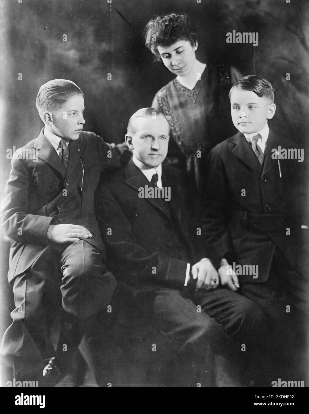 Coolidge mit seiner Familie - seine Frau Grace und seine beiden Söhne John (links) und Calvin Jr. Calvin Jr sollte im Alter von 16 Jahren sterben, Durch Sepsis und Blutvergiftung nach einer Infektion in einem Blister auf seinen Zehen, die er vom Tennisspielen ohne Socken bekam. Präsident Coolidge vergab sich nie für den Tod seines jüngsten Sohnes. Stockfoto
