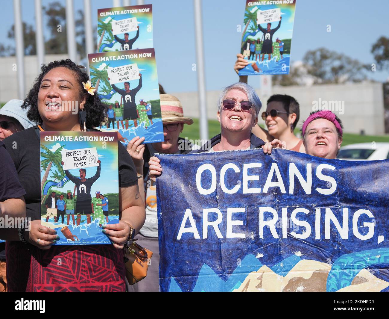 Torres Strait Islanders versammeln sich zur Eröffnung des Jahres COP27 vor dem Parlamentsgebäude, um ihre Geschichten zu erzählen und die australische Regierung zu fordern, Maßnahmen zu ergreifen, um die Emissionen auf das 1,5-Grad-Ziel zu begrenzen, das im Pariser Abkommen vereinbart wurde.Quelle: Leo Bild/Alamy Live News Stockfoto
