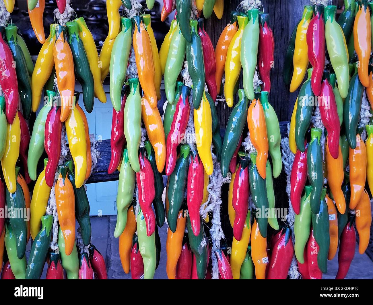 Dekorative Strähnen von bunten Chiles stehen in Santa Fe, New Mexico, zum Verkauf Stockfoto