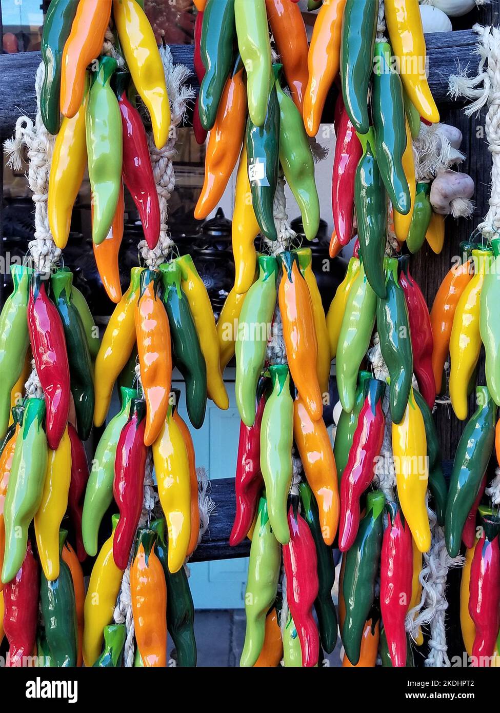 Dekorative Strähnen von bunten Chiles stehen in Santa Fe, New Mexico, zum Verkauf Stockfoto