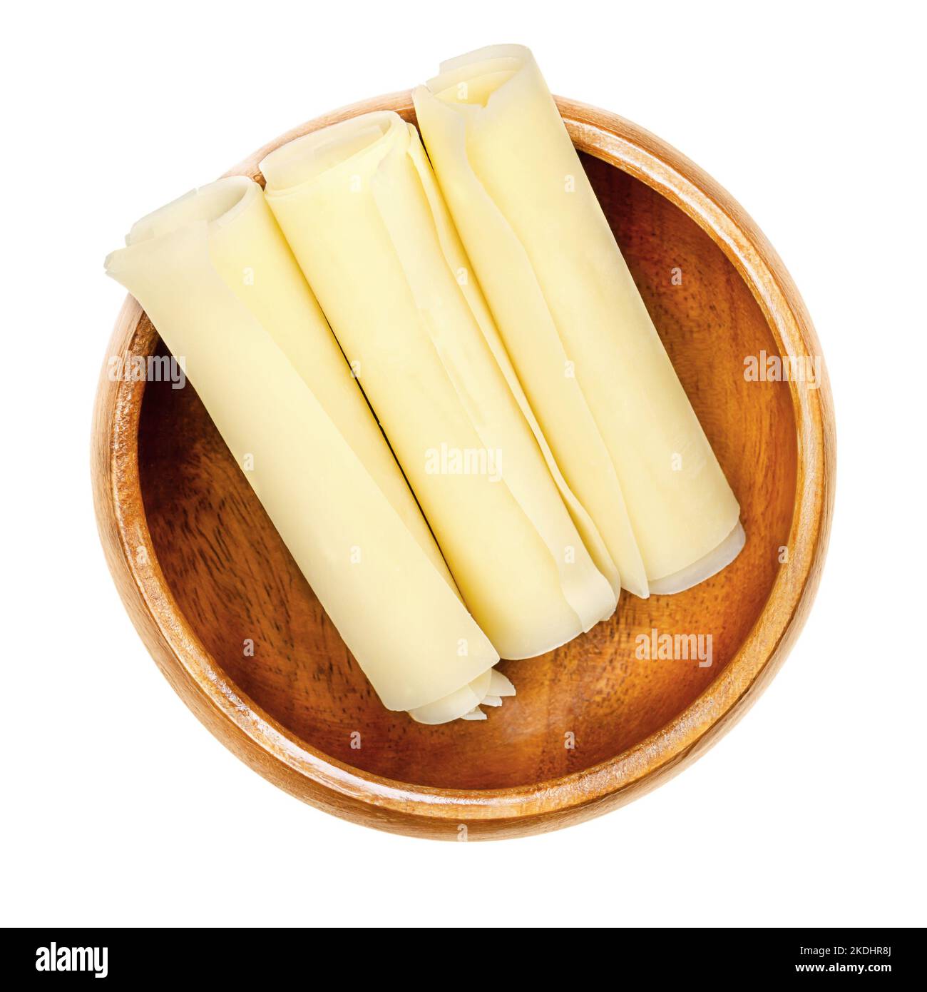 Sbrinz, Schweizer Hartkäse-Brötchen, in einer Holzschale. Drei dünne, gerollte Scheiben extra hartem Vollfettkäse, hergestellt in der Zentralschweiz. Stockfoto