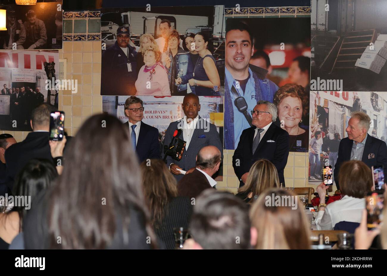 Sacs Place, Astoria, Queens, New York, USA, 06. November 2022 - Bürgermeister Adams gibt bei der 99.. Festaktie von Giuseppa (Josephina) Vendome, einem Helden aus dem Jahr 9/11, eine Rede ab und präsentiert heute eine Proklamation im UN-Hauptquartier in New York City. Foto: Luiz Rampelotto/EuropaNewswire FOTOKREDIT ERFORDERLICH. Stockfoto