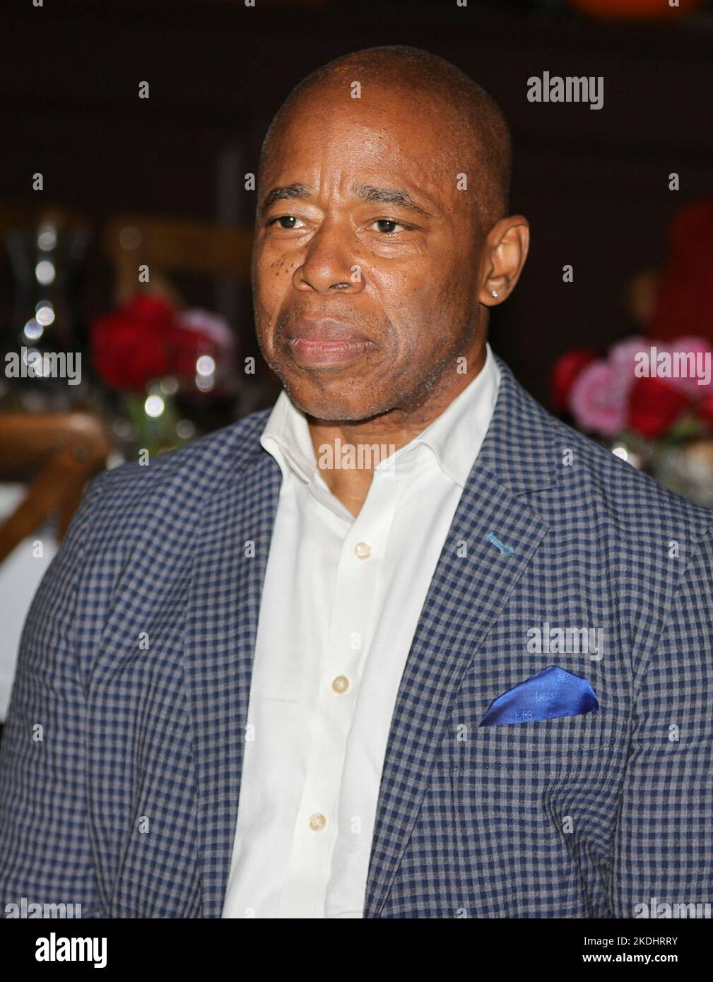 Sacs Place, Astoria, Queens, New York, USA, 06. November 2022 - Bürgermeister Adams gibt bei der 99.. Festaktie von Giuseppa (Josephina) Vendome, einem Helden aus dem Jahr 9/11, eine Rede ab und präsentiert heute eine Proklamation im UN-Hauptquartier in New York City. Foto: Luiz Rampelotto/EuropaNewswire FOTOKREDIT ERFORDERLICH. Stockfoto