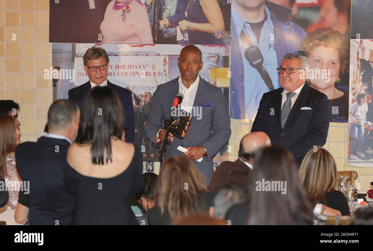 Sacs Place, Astoria, Queens, New York, USA, 06. November 2022 - Bürgermeister Adams gibt bei der 99.. Festaktie von Giuseppa (Josephina) Vendome, einem Helden aus dem Jahr 9/11, eine Rede ab und präsentiert heute eine Proklamation im UN-Hauptquartier in New York City. Foto: Luiz Rampelotto/EuropaNewswire FOTOKREDIT ERFORDERLICH. Stockfoto