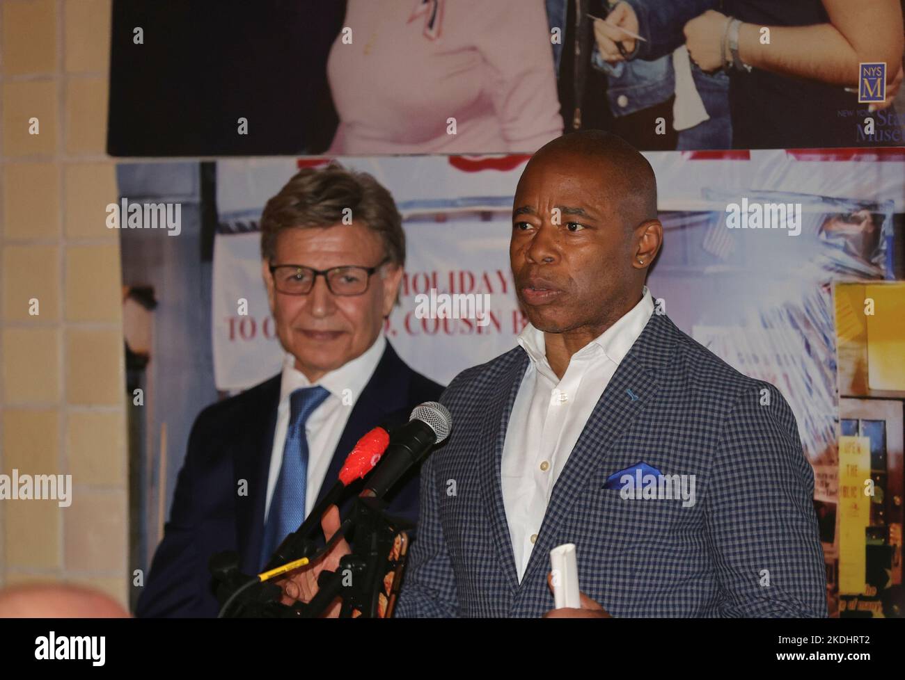 Sacs Place, Astoria, Queens, New York, USA, 06. November 2022 - Bürgermeister Adams gibt bei der 99.. Festaktie von Giuseppa (Josephina) Vendome, einem Helden aus dem Jahr 9/11, eine Rede ab und präsentiert heute eine Proklamation im UN-Hauptquartier in New York City. Foto: Luiz Rampelotto/EuropaNewswire FOTOKREDIT ERFORDERLICH. Stockfoto