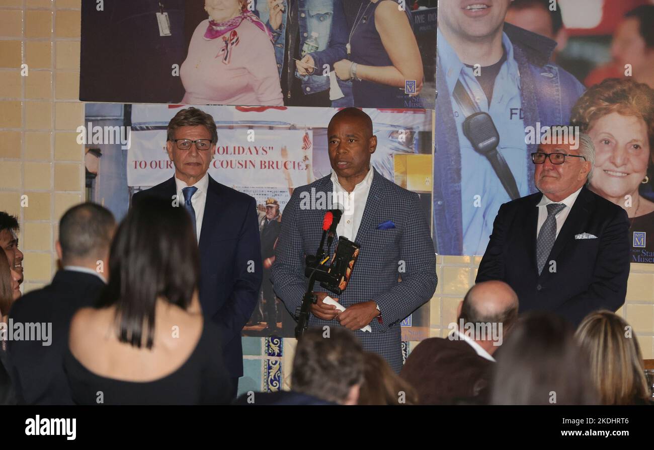 Sacs Place, Astoria, Queens, New York, USA, 06. November 2022 - Bürgermeister Adams gibt bei der 99.. Festaktie von Giuseppa (Josephina) Vendome, einem Helden aus dem Jahr 9/11, eine Rede ab und präsentiert heute eine Proklamation im UN-Hauptquartier in New York City. Foto: Luiz Rampelotto/EuropaNewswire FOTOKREDIT ERFORDERLICH. Stockfoto