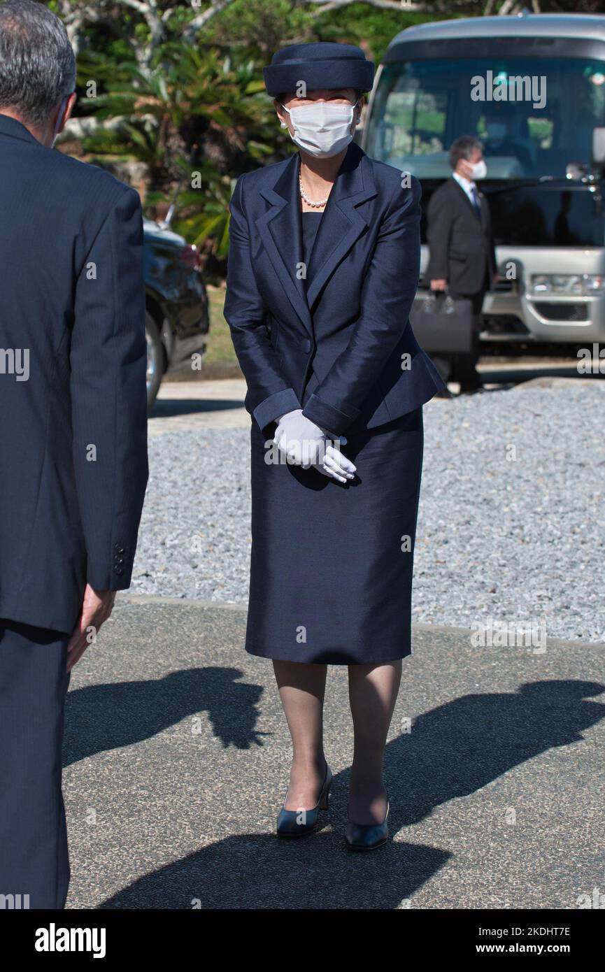 Die japanische Kaiserin Masako spricht am 22. Oktober 2022 auf dem Nationalfriedhof im Peace Memorial Park in Itoman, Präfektur Okinawa, Japan, mit einer trauernden Familie von Kriegsopfern. Quelle: AFLO/Alamy Live News Stockfoto