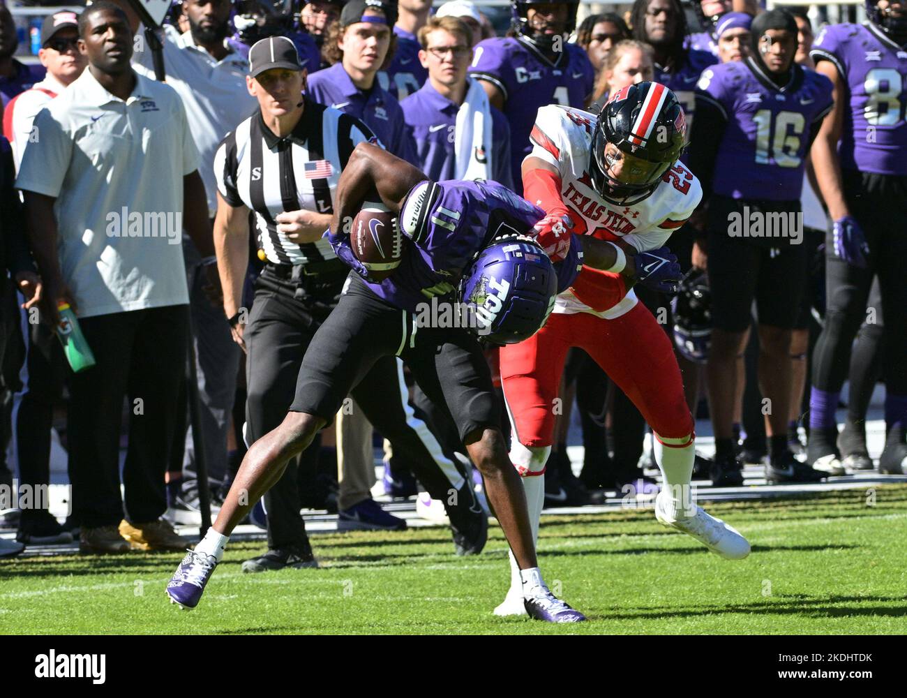 Fort Worth, Texas, USA. 5.. November 2022. Texas Tech Red Raiders Defensive Back Dadrion Taylor-Demerson (25) Pferdesalgen TCU Horned Frogs Wide Receiver Derius Davis (11) während der 2. Hälfte des NCAA Football Spiels zwischen den Texas Tech Red Raiders und den TCU Horned Frogs im Amon G. Carter Stadium in Fort Worth, Texas. Matthew Lynch/CSM/Alamy Live News Stockfoto