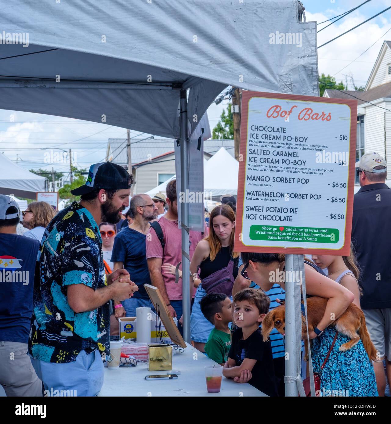 NEW ORLEANS, LA, USA - 6. NOVEMBER 2022: BOF Bars Food Stand auf dem Oak Street Po-Boy Festival in der Carrollton Nachbarschaft Stockfoto