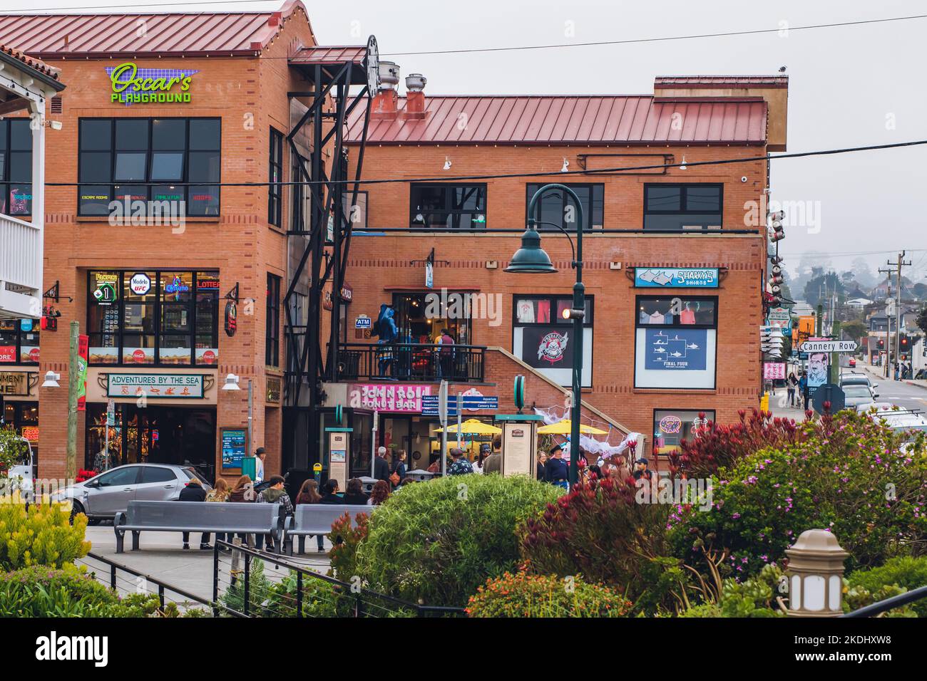 Monterey, Kalifornien, USA - 30. Oktober 2022. Das John Steinbeck Plaza befindet sich in der Cannery Row in Monterey. Geschäfte, Galerien und Souvenirläden, Street vie Stockfoto