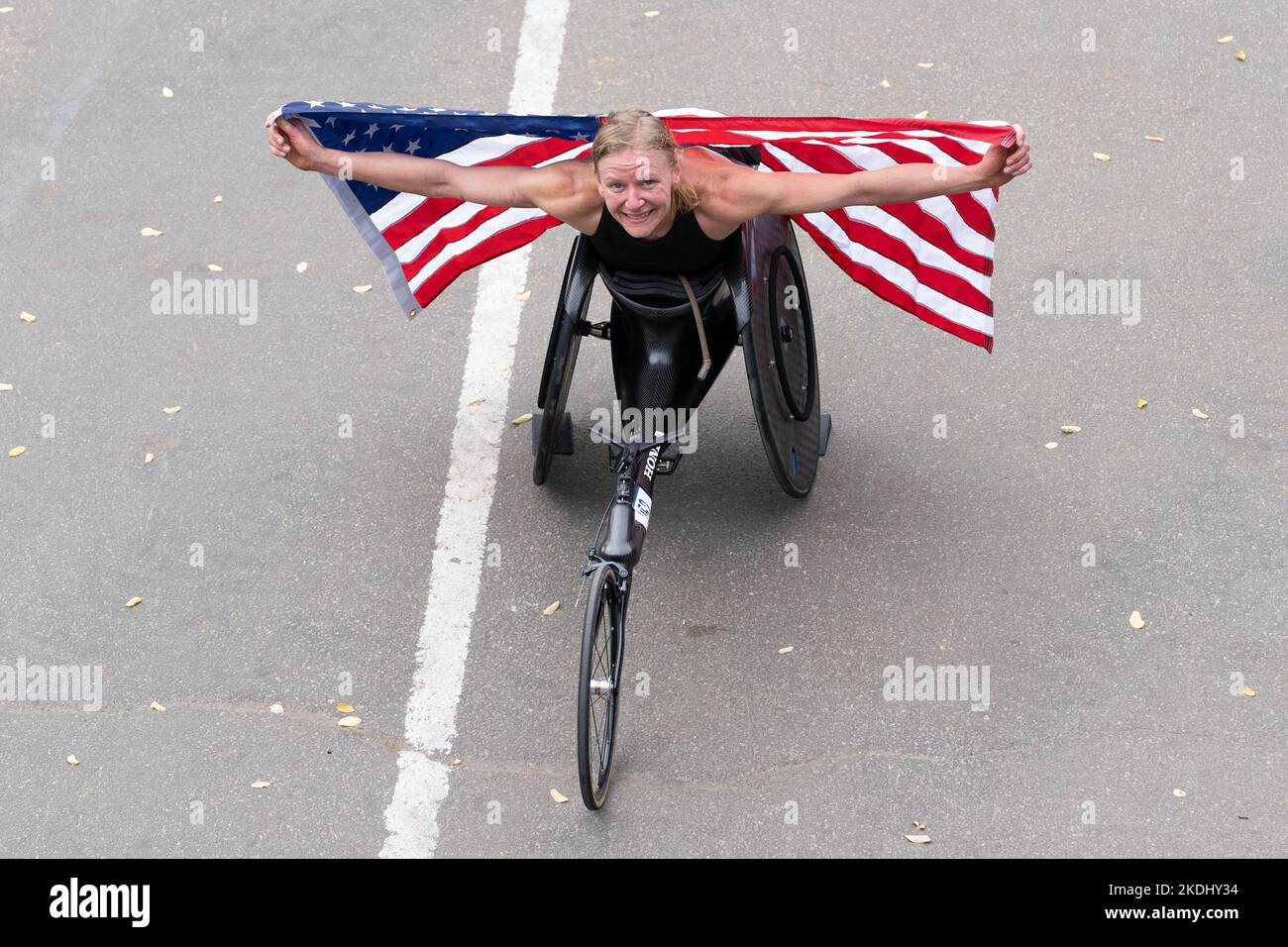 Susannah Scaroni von der US-Siegerin des 1.. Platzes in der Women Wheelchair Division posiert beim 51.. TCS NYC Marathon im Central Park in New York am 6. November 2022. Für den Marathon lief sie 1:42:43 Stunden. Das für die Saison unwetterbare heiße und feuchte Wetter beeinflusste viele Läufer und schuf ungesunde Bedingungen. (Foto von Lev Radin/Sipa USA) Stockfoto