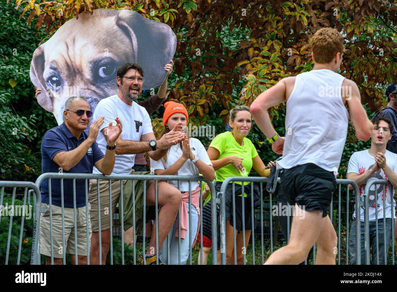 New York, USA. 6.. November 2022. Zuschauer feuern Läufer an, die während des TCS New York City Marathon den Central Park betreten. Kredit: Enrique Shore/Alamy Live Nachrichten Stockfoto
