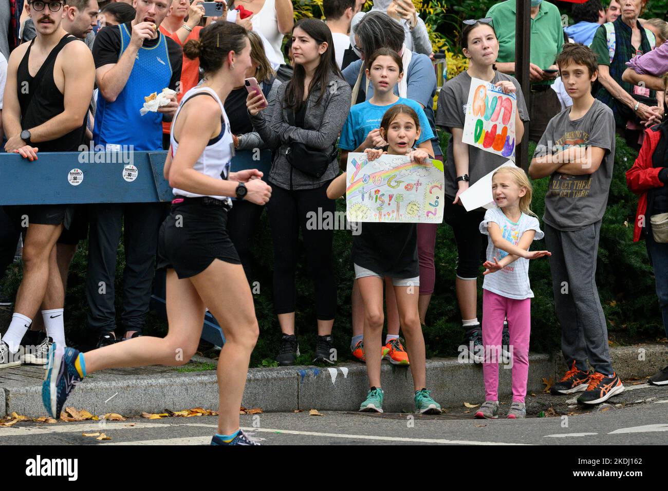 New York, USA. 6.. November 2022. Kinder feuern Läufer an, die den Central Park während des TCS New York City Marathon betreten. Kredit: Enrique Shore/Alamy Live Nachrichten Stockfoto