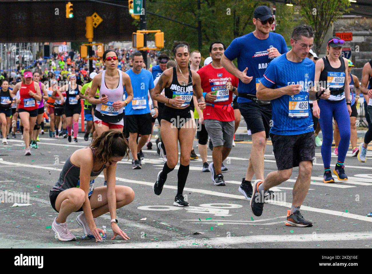 New York, USA. 6.. November 2022. Ein Läufer muss während des TCS New York City Marathon kurzzeitig mit Erschöpfung anhalten. Kredit: Enrique Shore/Alamy Live Nachrichten Stockfoto