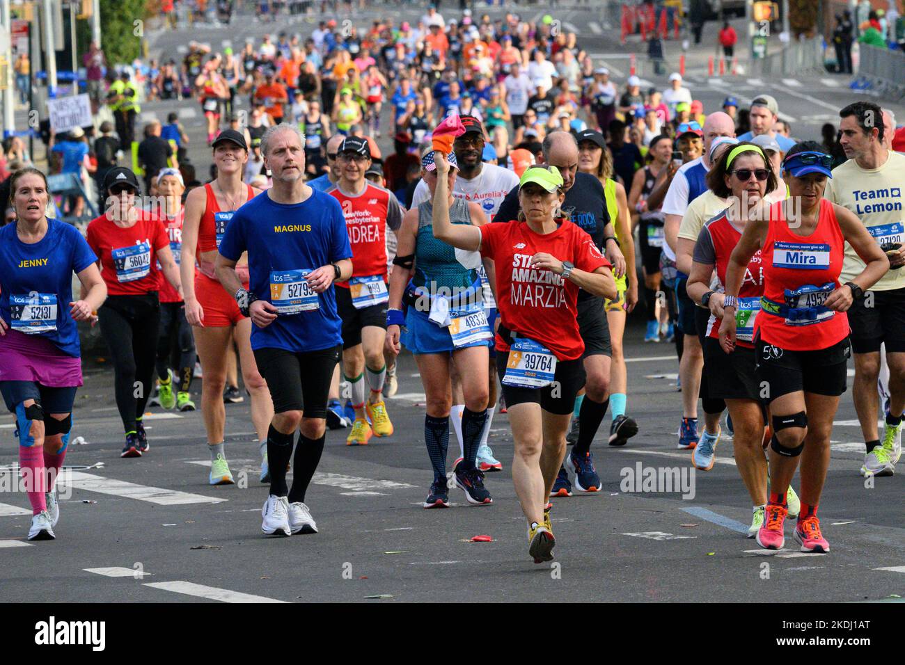 New York, USA. 6.. November 2022. Die Läufer packen während des TCS New York City Marathon eine Straße in der Bronx. Kredit: Enrique Shore/Alamy Live Nachrichten Stockfoto