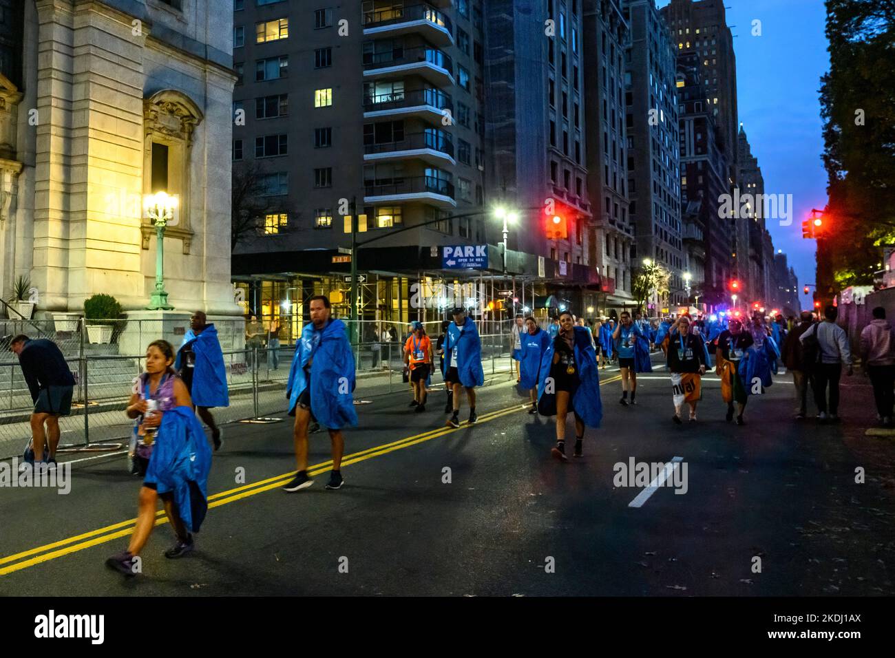 New York, USA. 6.. November 2022. Die Läufer verlassen den Central Park mit wärmenden Ponchos, nachdem sie den TCS New York City Marathon absolviert haben. Kredit: Enrique Shore/Alamy Live Nachrichten Stockfoto