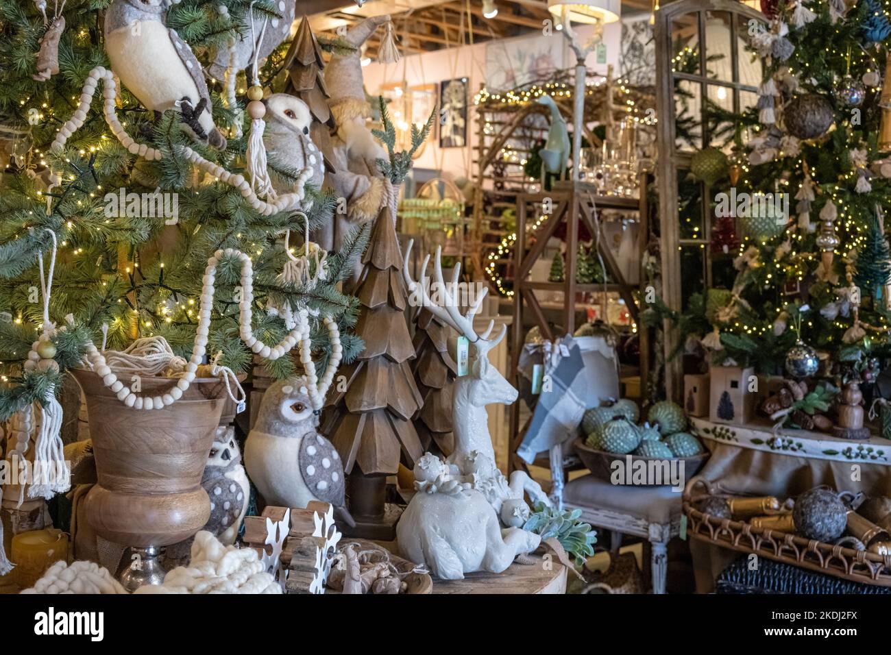 Weihnachtliche Dekorationen im gehobenen legeren Dutchmans-Lebensgeschäft an der Main Street in Highlands, North Carolina. (USA) Stockfoto