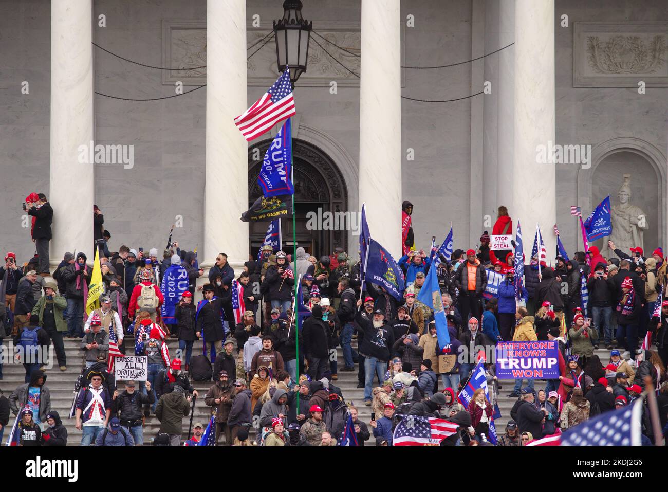 Washington, DC, USA. Januar 2021. Anhänger von Präsident Donald Trump besetzen die Ostfront des Kapitols. Stockfoto