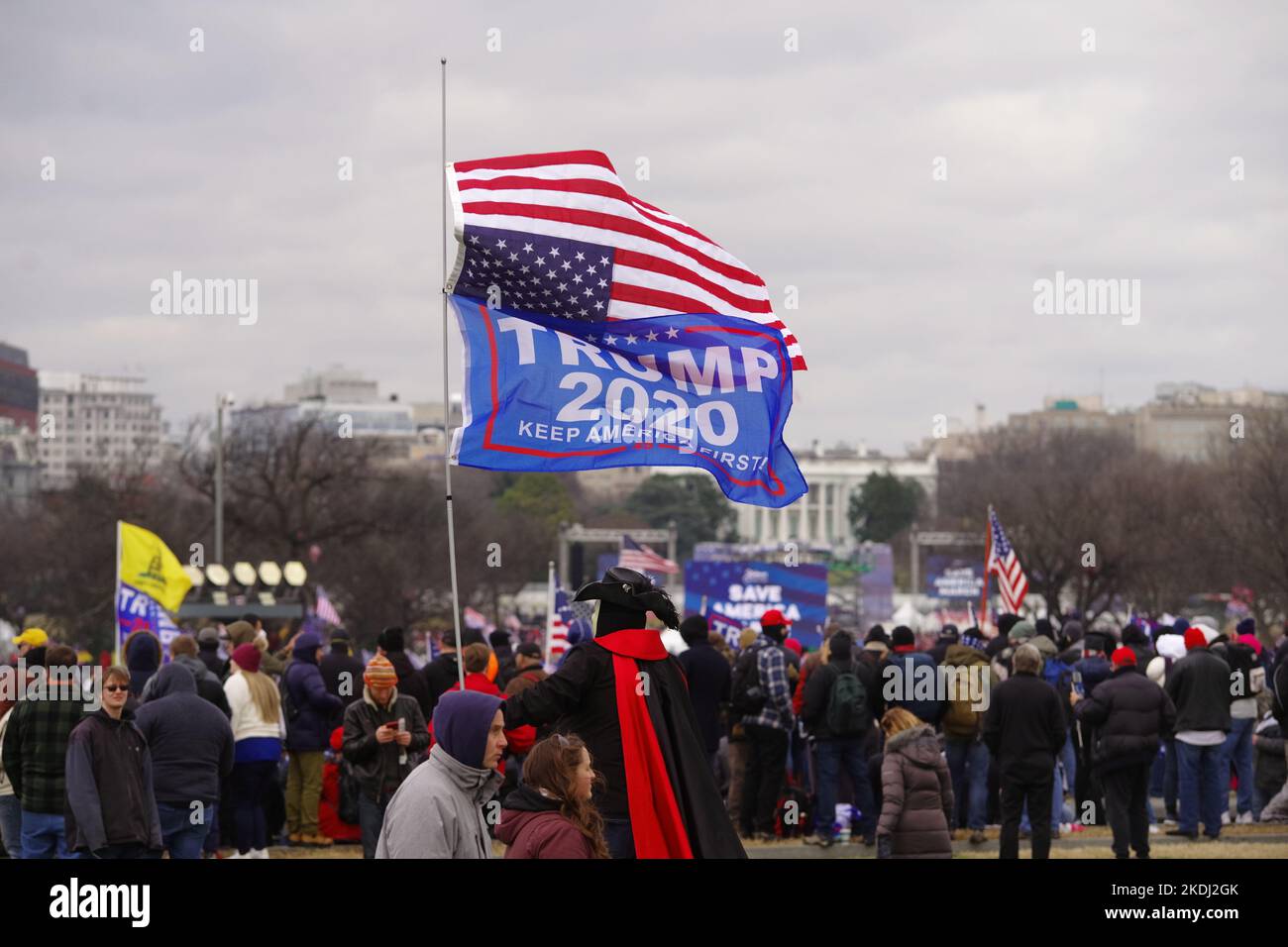 Pro-Trump-Flaggen, einschließlich dieser umgedrehten amerikanischen Flagge, fliegen bei der Kundgebung „Stoppt den Diebstahl“ am 6. Januar 2021 in der Nähe des Weißen Hauses. Stockfoto