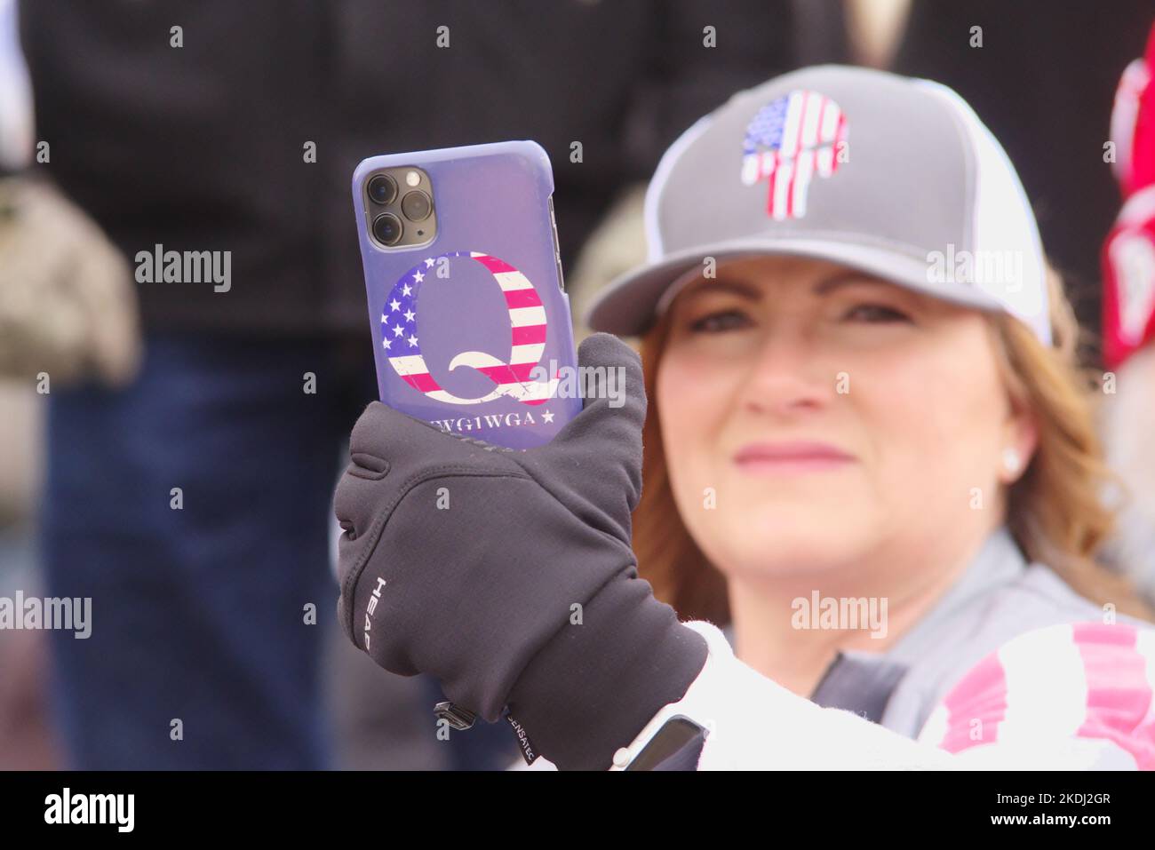 Ein QAnon-Anhänger dokumentiert die Kundgebung „Stoppt den Diebstahl“ am 6. Januar 2021 am Washington Monument. Stockfoto