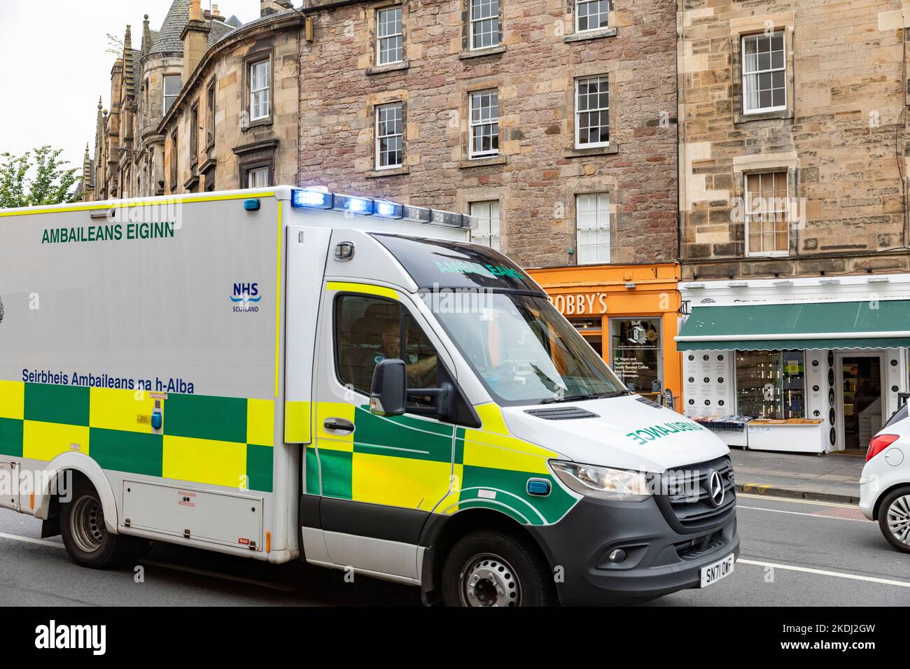Schottischer Krankenwagen mit männlichem Fahrer im Stadtzentrum von Edinburgh, Teil des National Health Service in Großbritannien, Schottland, Großbritannien Stockfoto