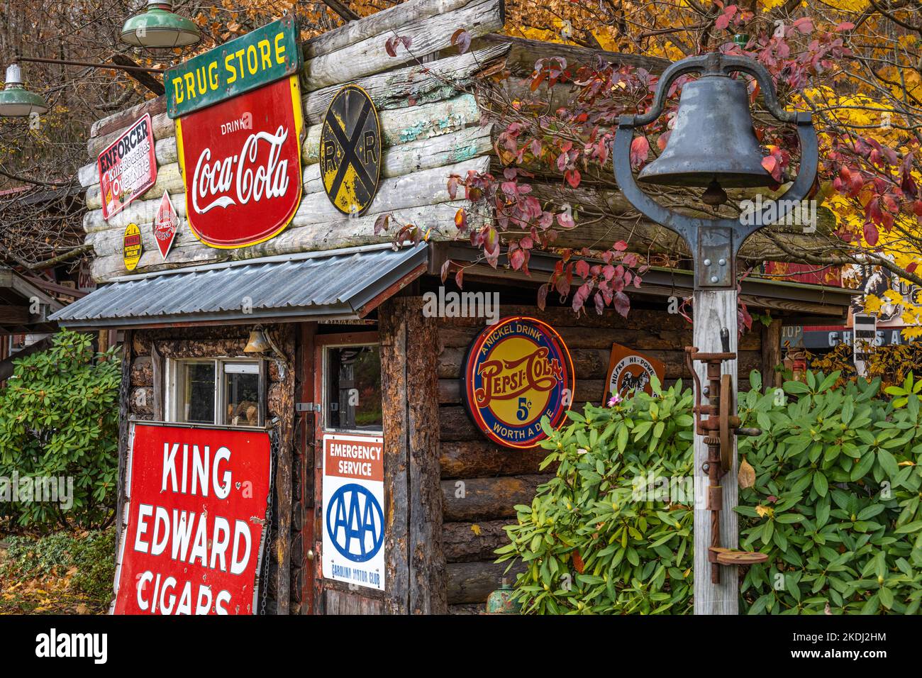Black Bear Creek Antiques bietet ein einzigartiges Erlebnis für Antiquitäteneinkäufer in den Blue Ridge Mountains in Clayton, Georgia, in der Nähe des Lake Burton. (USA) Stockfoto