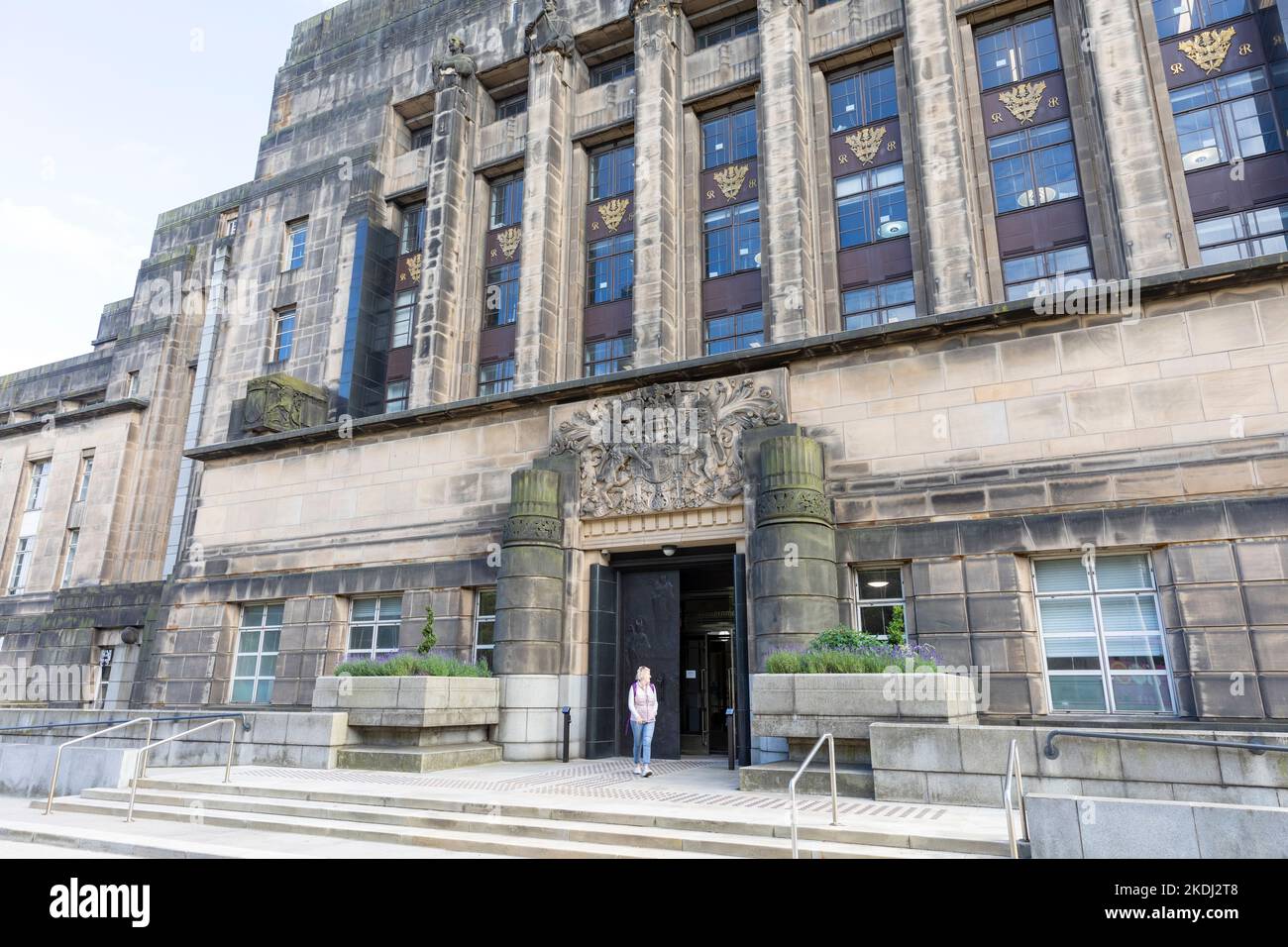 Edinburgh Stadtzentrum St Andrews House Gebäude, Sitz der schottischen Regierung, Modell veröffentlicht mittleren Alters Frau Besucher, Edinburgh, Schottland Stockfoto Edinburgh Stadtzentrum St Andrews House Gebäude, Sitz der schottischen Regierung, Modell veröffentlicht mittleren Alters Frau Besucher, Edinburgh, Schottland Stockfoto