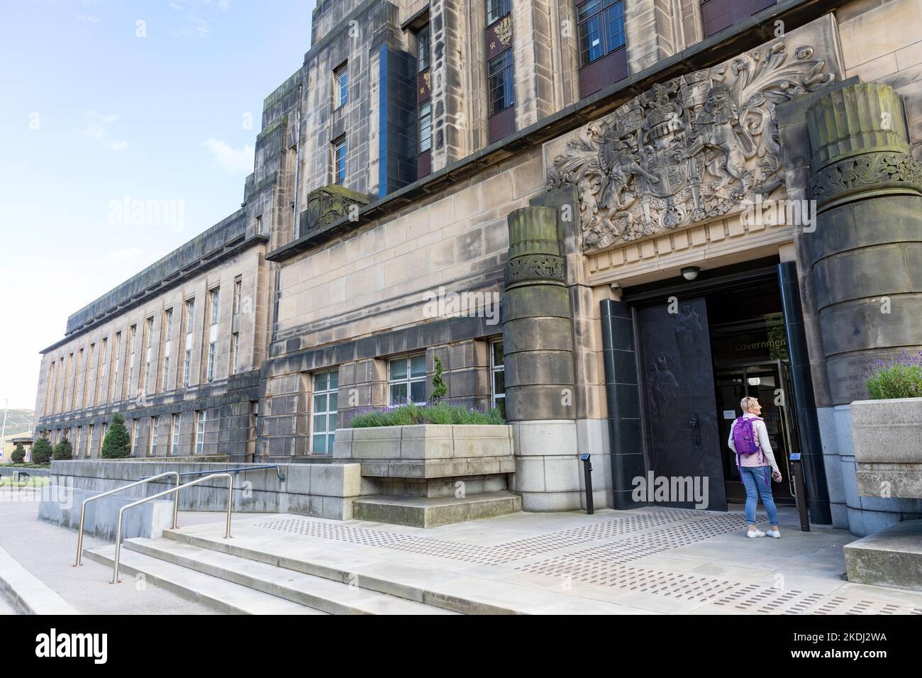 Edinburgh Stadtzentrum St Andrews House Gebäude, Sitz der schottischen Regierung, Modell veröffentlicht mittleren Alters Frau Besucher, Edinburgh, Schottland Stockfoto Edinburgh Stadtzentrum St Andrews House Gebäude, Sitz der schottischen Regierung, Modell veröffentlicht mittleren Alters Frau Besucher, Edinburgh, Schottland Stockfoto