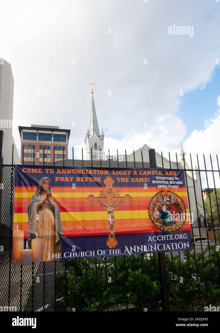 Blaues und orangefarbenes Banner im Minute Maid Stadium lädt Astro-Fans zum Beten und Leuchten von Kerzen in die Annunciation Catholic Church in Houston ein. Stockfoto