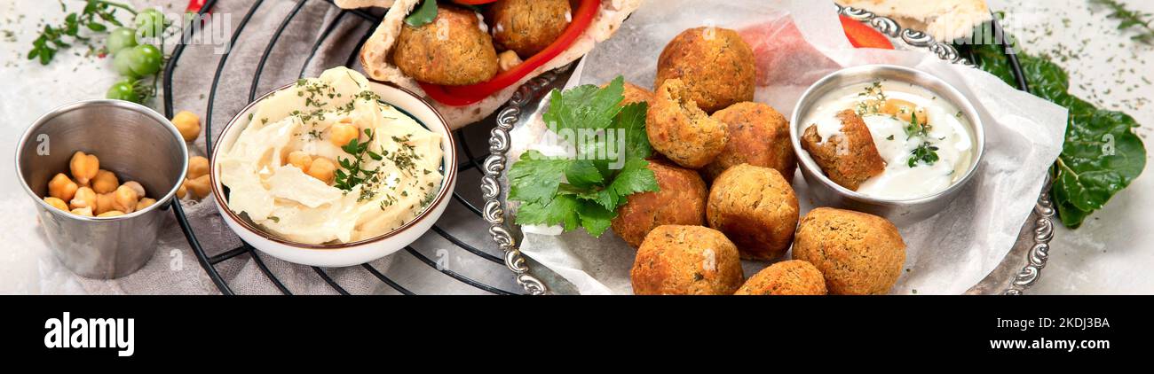 Nahöstliche, arabische Gerichte mit Falafel, Hummus, Pita. Halal-Essen. Libanesische Küche. Panorama, Banner Stockfoto