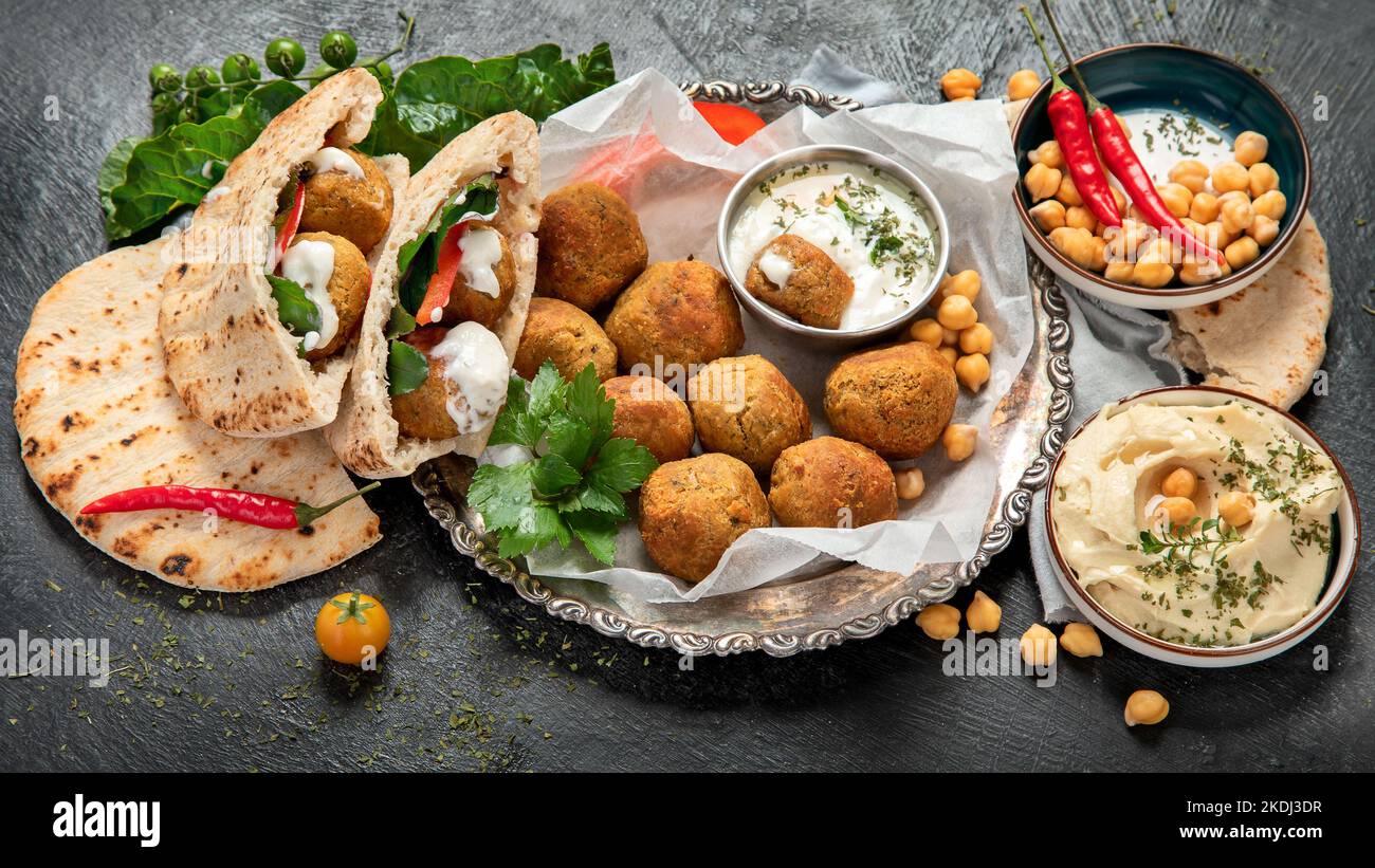 Nahöstliche, arabische Gerichte mit Falafel, Hummus, Pita. Halal-Essen. Libanesische Küche. Draufsicht Stockfoto