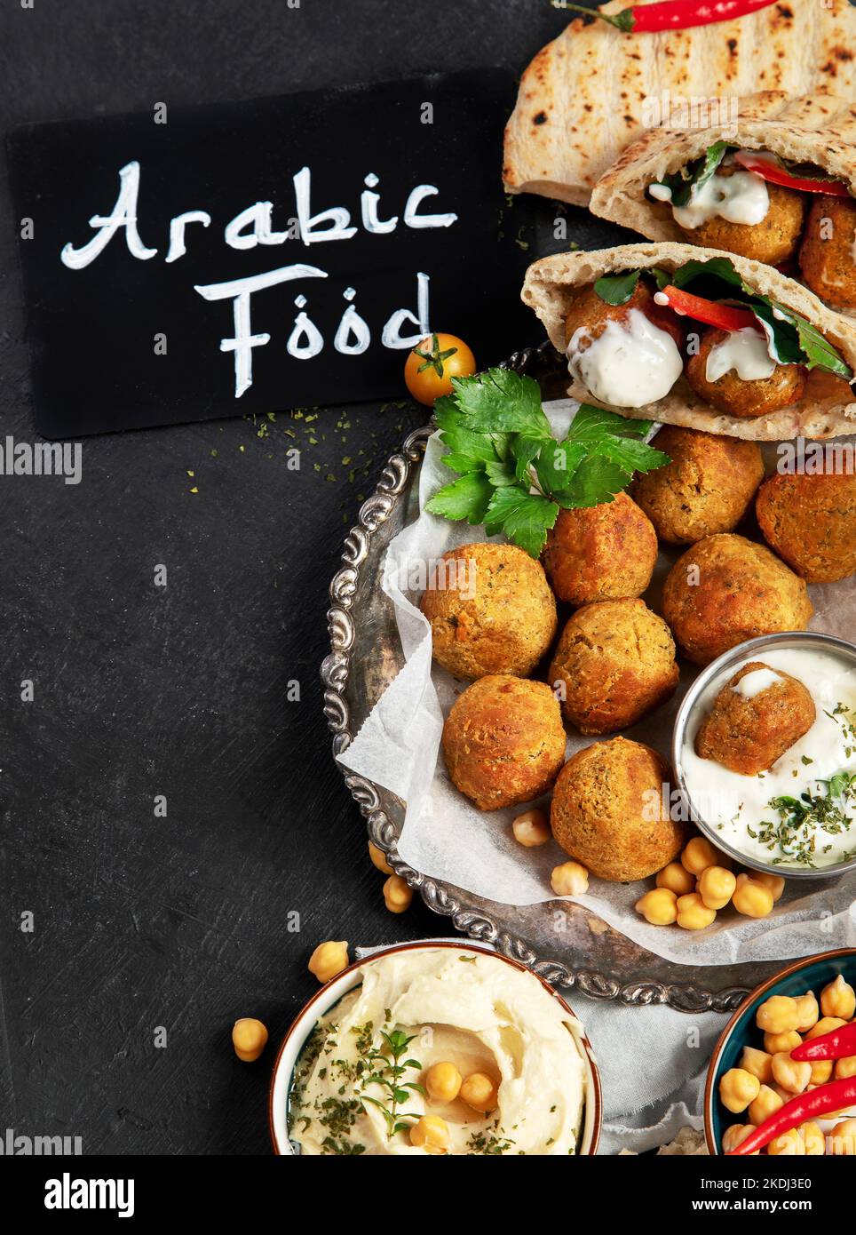 Nahöstliche, arabische Gerichte mit Falafel, Hummus, Pita. Halal-Essen. Libanesische Küche. Draufsicht Stockfoto