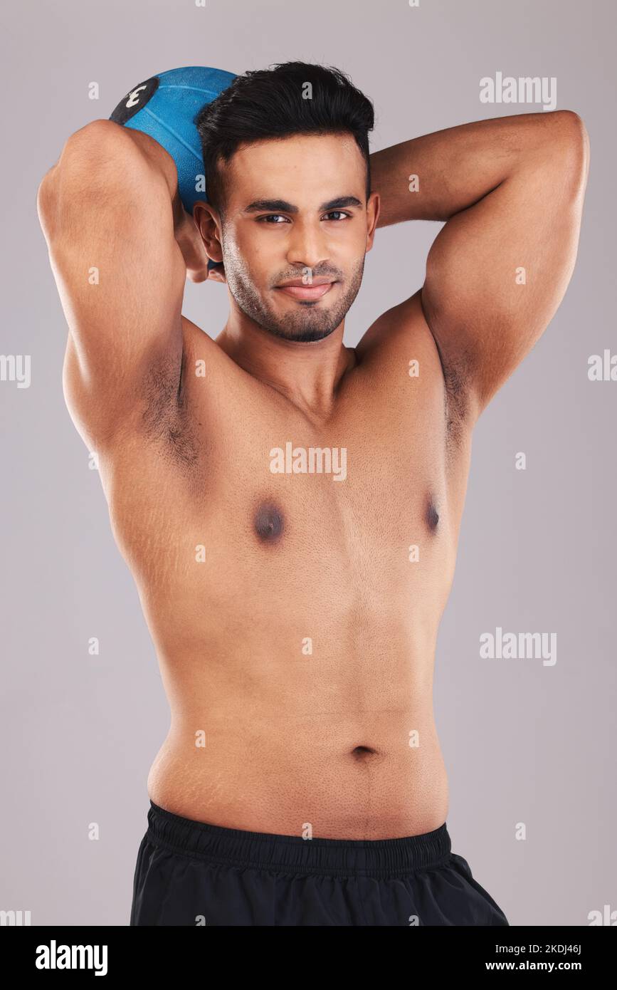 Fitness, Basketball und Mann im Studio mit Platz für Werbung für Gesundheit, Bewegung und Training auf grauem Hintergrund. Sport, Portrait und Basketball Stockfoto