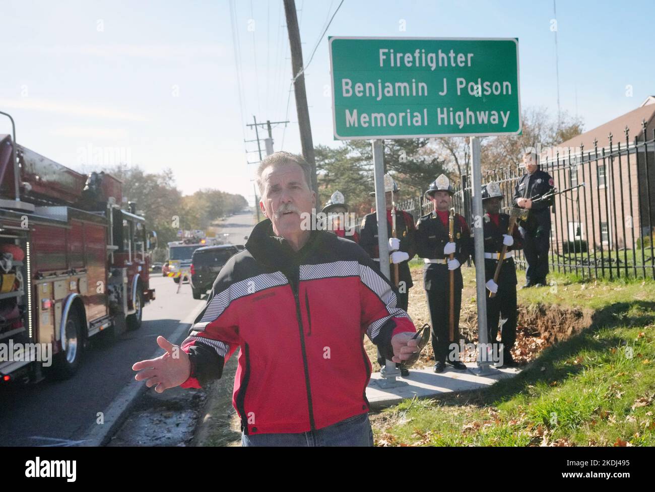 St. Louis, Usa. 06.. November 2022. St. Louis Fire Chief Dennis M. Jenkerson macht seine Bemerkungen während der Einweihung eines Schildes, Feuerwehrmann Benjamin F. Polson Memorial Highway, in Shrewsberry, Missouri am Sonntag, 6. November 2022. Polson war ein Feuerwehrmann aus St. Louis, der am 13. Januar 2022 bei einem Brand in einem leerstehenden Gebäude in St. Louis getötet wurde. Foto von Bill Greenblatt/UPI Credit: UPI/Alamy Live News Stockfoto